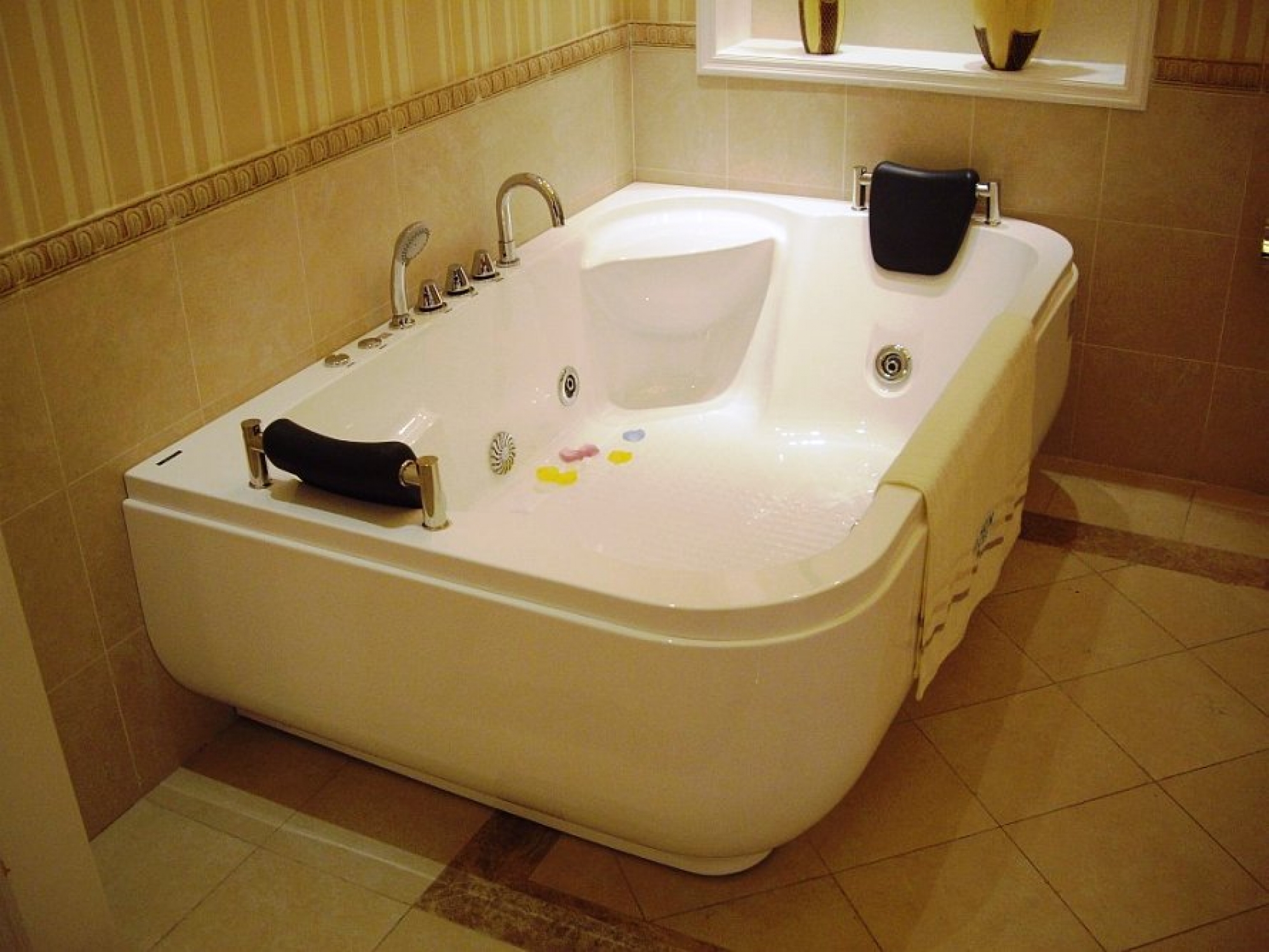 Акриловая ванна Gemy g9085